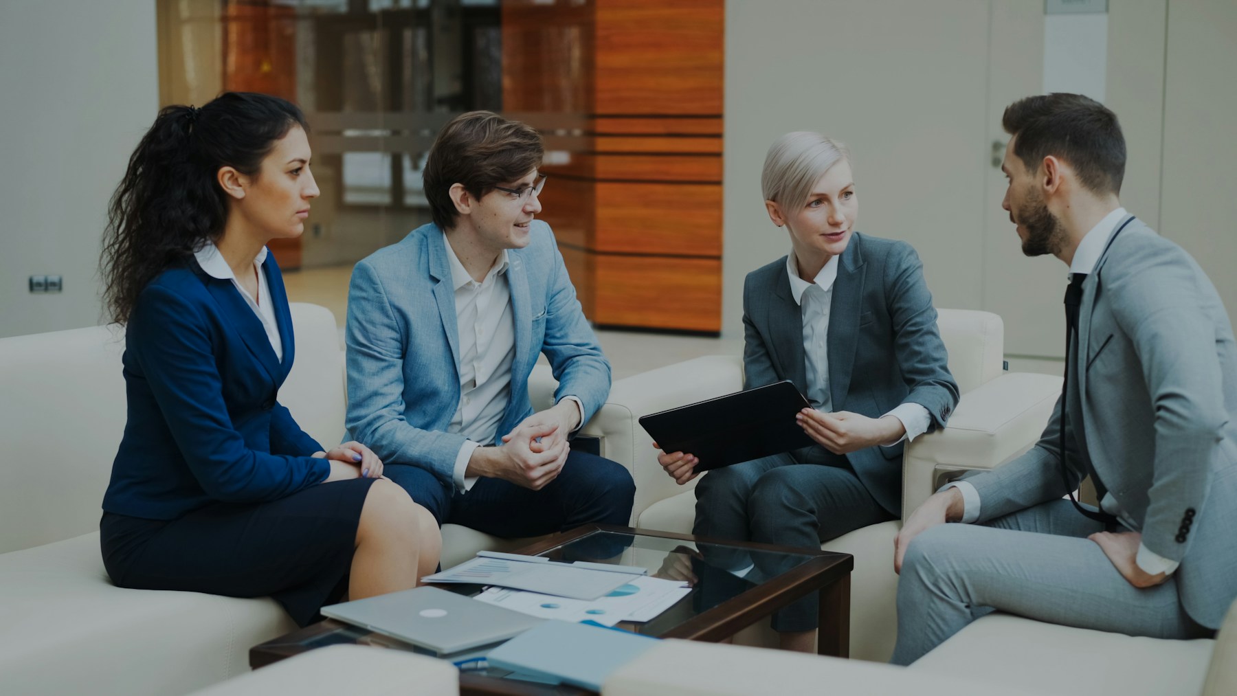 Advisory meeting between finance professionals